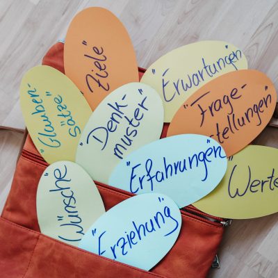 Eine Tasche voll mit Wünschen, Erfahrungen, Werten, Zielen, Fragen....